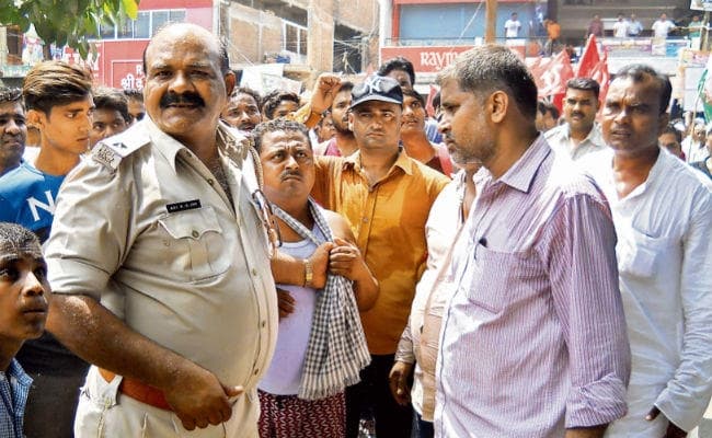 सीवान : बंद समर्थक पुलिस से बंदी को छुड़ा ले भागे, कैदी वाहन में संदिग्ध सामान थमाया