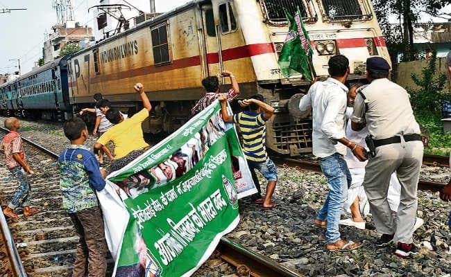 भारत बंद : पटना में श्रमजीवी एक्सप्रेस पर पथराव, कई वाहनों में तोड़फोड़