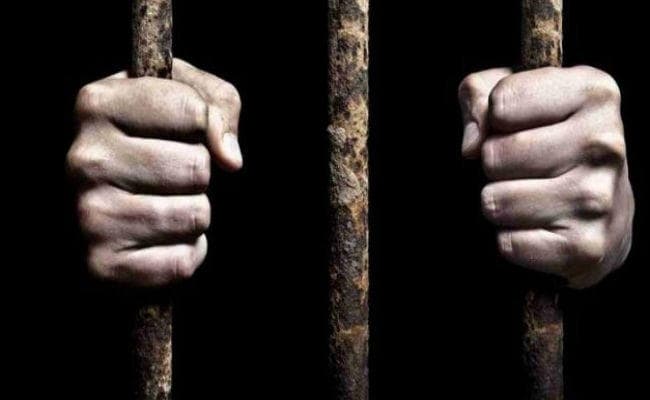 जेल में हमला कर 100 कैदियों को भगाकर ले गये हमलावर