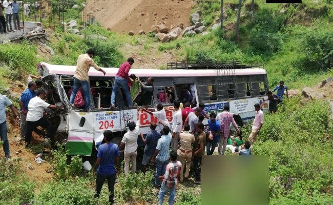 तेलंगाना में बस घाटी में गिरी, 15 यात्रियों की मौत