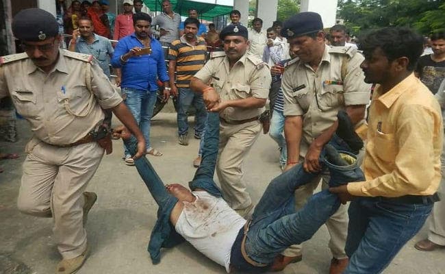 पैसा जमा करने आये रेलवे कर्मचारी समेत दो को अपराधियों ने मारी गोली, एक लुटेरे की लोगों ने पीट पीटकर की हत्या