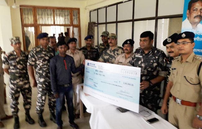 खूंटी : दो लाख का इनामी नक्सली व एरिया कमांडर महेंद्र मुंडा उर्फ रितेश मुंडा ने किया सरेंडर