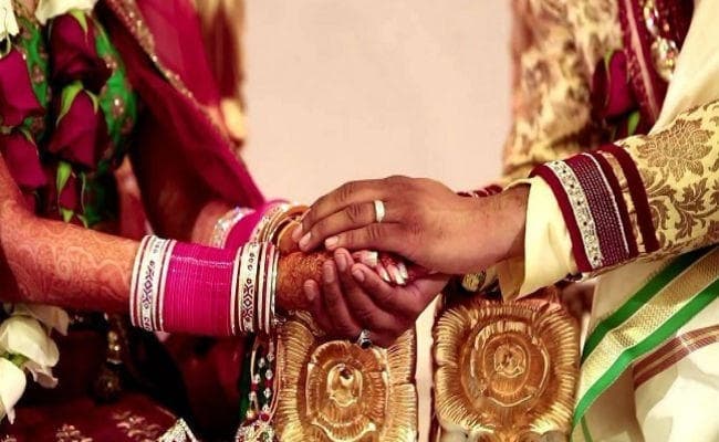 पुलिस ने करायी प्रेमी युगल की शादी, देखने उमड़ी भीड़