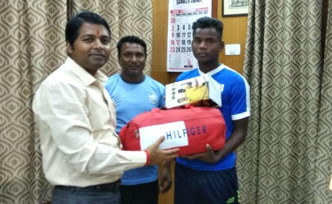 चीन से खेलकर गुमला लौटा फुटबॉलर अंकित, डीसी ने कहा : खिलाड़ियों को हर संभव मदद करेंगे