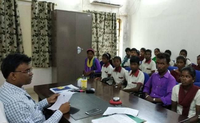 गुमला में MDM का सच : 8 माह से बच्‍चों को नहीं मिला अंडा, कभी-कभी मिलती है सब्जी व दाल