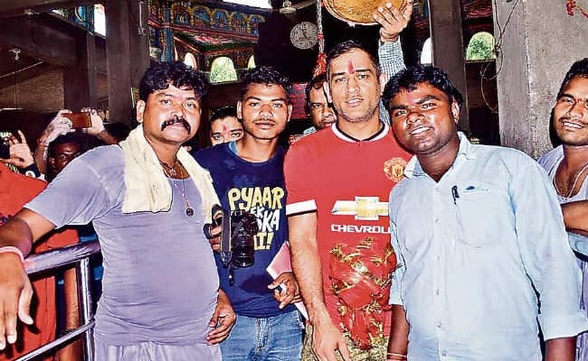 रांची : दिउड़ी पहुंचे धौनी, लिया माता का आशीर्वाद