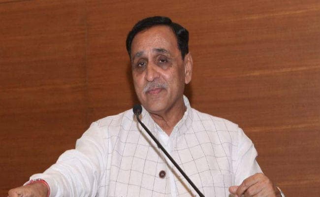 गुजरात में मुख्यमंत्री कार्यालय के बाहर पत्रकारों को लिया गया हिरासत में