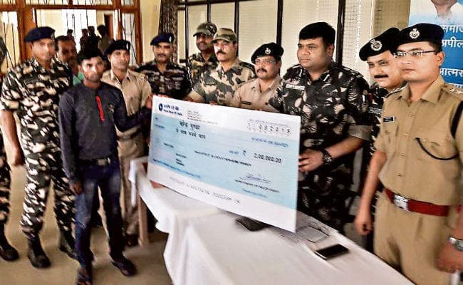 खूंटी में दो लाख के इनामी माओवादी ने किया सरेंडर