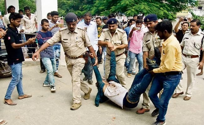 रोहतास मॉब लिंचिंग मामला : लुटेरे को भीड़ ने पीट कर मार डाला, मुख्य सचिव व डीजीपी को ��ोटिस
