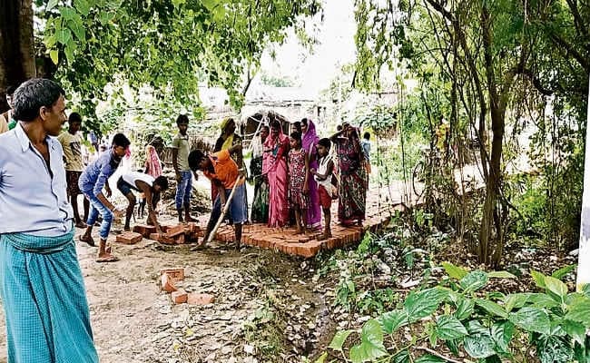 सीवान में श्रमदान से ग्रामीणों ने बनायी सड़क