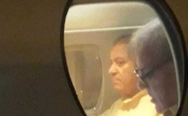 बेटी और दामाद के साथ कुलसुम के अंतिम संस्कार के लिए लाहौर पहुंचे नवाज शरीफ