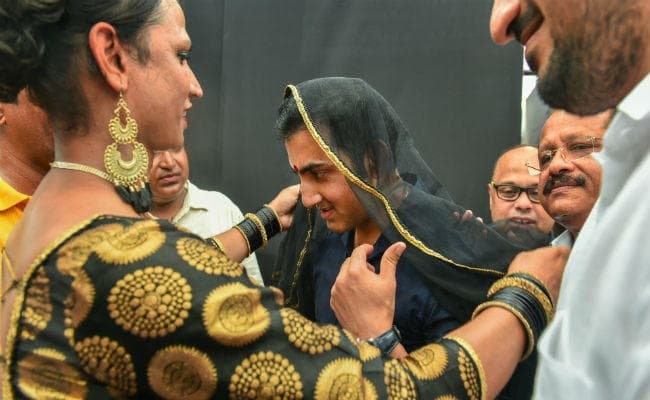 IN PICS: …जब माथे पर लाल बिंदी और सिर पर ओढनी डालकर कार्यक्रम में पहुंचे क्रिकेटर गौतम गंभीर IN PICS: …जब माथे पर लाल बिंदी और सिर पर ओढनी डालकर कार्यक्रम में पहुंचे क्रिकेटर गौतम गंभीर