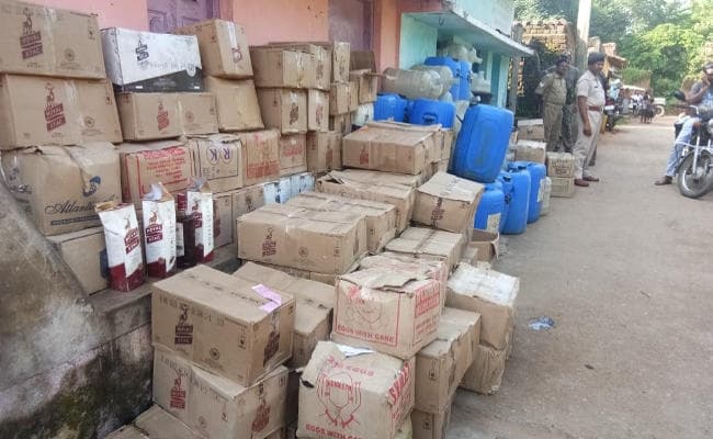 बोकारो में नकली शराब, 100 पेटी खाली बोतलें, शराब बनाने के सामान मिले