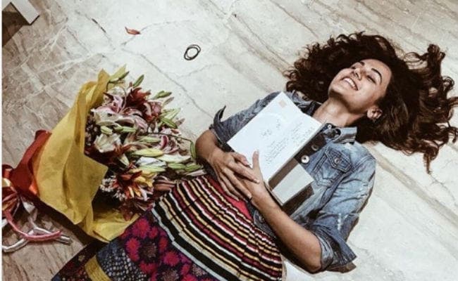 तापसी पन्‍नू और विक्‍की कौशल को बिग बी से मिला ये खास तोहफा, ऐसे जाहिर की खुशी