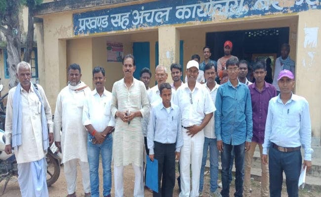 हजारीबाग : बरकट्ठा में ''प्रशासन आपके द्वार'' का जनप्रतिनिधियों और ग्रामिणों ने किया विरोध, बताया खानापूर्ति