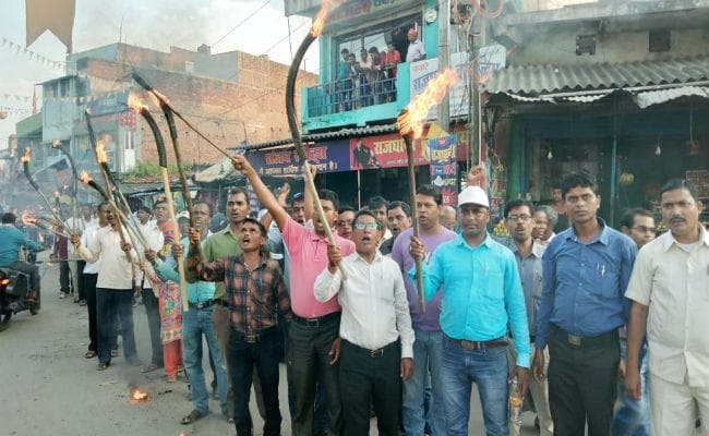 हजारीबाग : पारा शिक्षकों ने निकाला मशाल जुलूस, ''समान काम, समान वेतन'' की उठी मांग