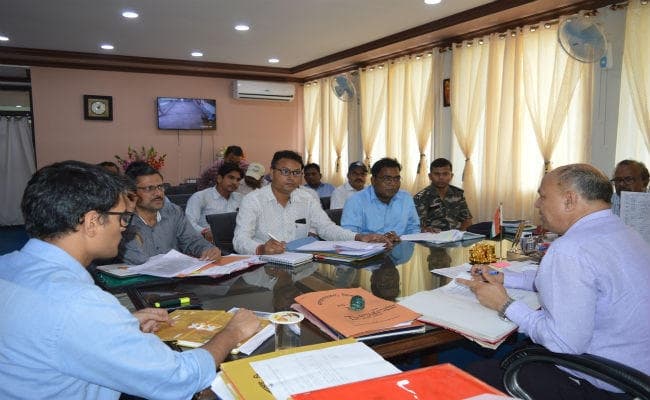 सिमडेगा डीसी ने टीकाकरण में सहयोग नहीं करने वाले प्राचार्यों को निलंबित करने का दिया निर्देश