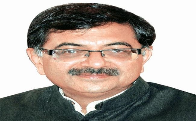 देश बड़ा या पारिवारिक सामंतशाही