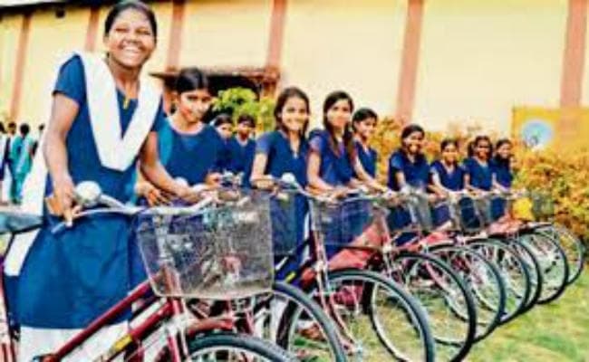 राज्य के सरकारी स्कूलों में 9वीं और 10वीं के छात्र एवं छात्राओं को साइकिल देने की योजना