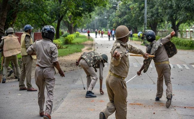 बीएचयू के मेस में खाने को लेकर छात्र गुटों में हुई जमकर मारपीट, छोड़े गये आंसू गैस के गोले