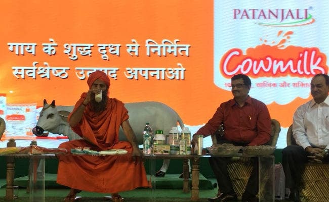 पतंजलि ने डेयरी कारोबार में रखा कदम, बोतलबंद पानी भी किया पेश, एक गिलास दूध आपको रखेगा हेल्दी
