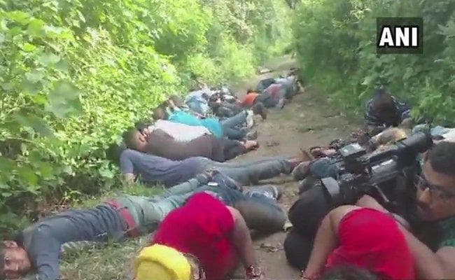 जम्मू कश्मीर में सुरक्षा बलों के साथ मुठभेड़ में चार आतंकी ढेर, डीएसपी समेत नाै जवान घायल