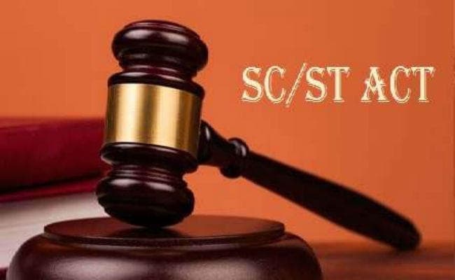 घर के बाहर प्रदर्शन करने वालों पर पार्षद ने दर्ज कराया SC-ST एक्ट के तहत मुकदमा