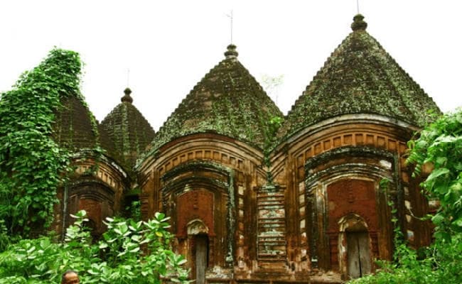 Dumka : शुक्रवार से मलूटी में भादो महोत्सव का आगाज, सज धजकर तैयार हुआ मंदिरों का गांव