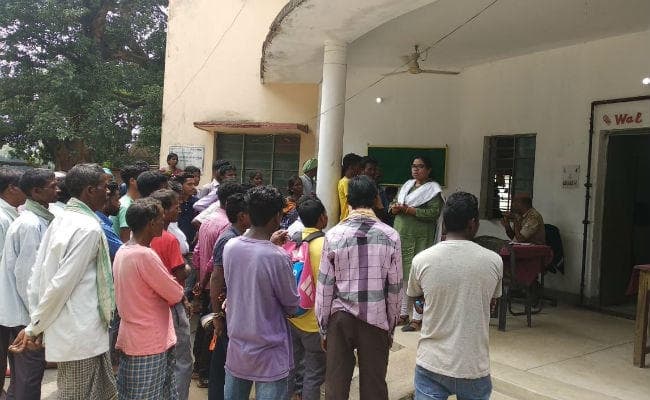 गुमला : CO व BDO पर भरोसा नहीं, थानेदार के पास पहुंचे ग्रामीण, कहा- बिजली समस्या दूर करें