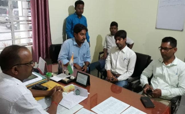 सिमडेगा : बकाया बिजली बिल वसूलने पहुंचे JE की पूर्व विधायक ने की जमकर पिटाई, थाने में शिकायत