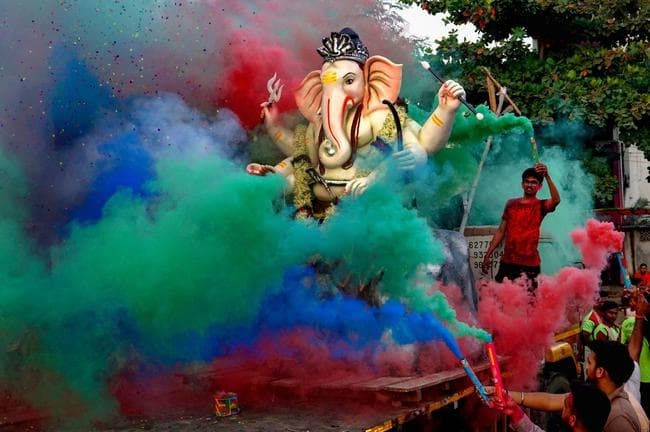''गणपति बप्पा मोरया'' की हर ओर गूंज, देखें कुछ खास तस्वीरें