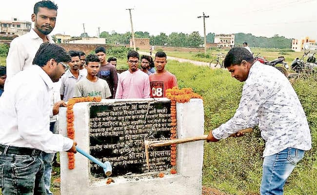 रातू : ....जब जनप्रतिनिधियों ने तोड़ा शिलापट्ट