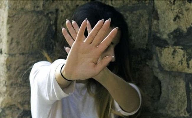 धनबाद : कोचिंग संचालक ने किया रेप, छात्रा ने खाया जहर