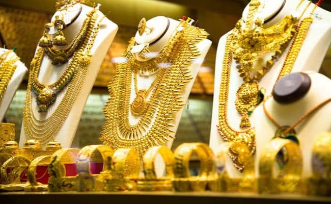 एक माह में 1400 रुपये प्रति 10 ग्राम महंगा हो गया सोना