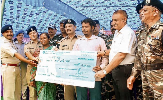 मेदिनीनगर : 25 लाख के इनामी बिरसई ने किया सरेंडर, दे चुका है इन वारदातों को अंजाम