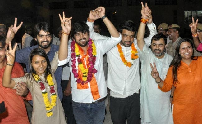 DUSU Election : ABVP के विजेताओं ने जीत का जश्न मनाया, एनएसयूआई ने धोखाधड़ी का लगाया आरोप