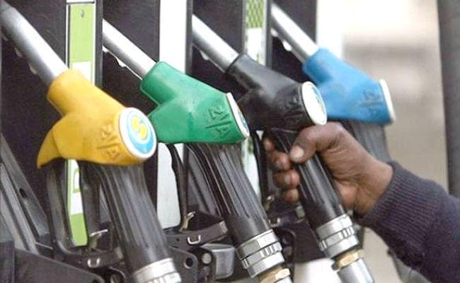 Petrol Diesel Price: पाकिस्तान में 27 रुपये सस्ता हुआ डीजल, पेट्रोल के दाम 15 रुपये घटे, जानें भारत में क्या है कीमत