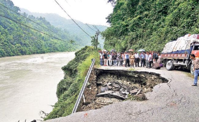 कालिम्पोंग : राष्ट्रीय राजमार्ग -10 का बीस मीटर हिस्सा तीस्ता में समाया