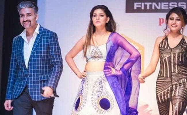 VIDEO: सपना चौधरी ने अब रैंपवॉक से ढाया कहर, व्‍हाइट-पर्पल ड्रेस में दिखा ऐसा लुक...