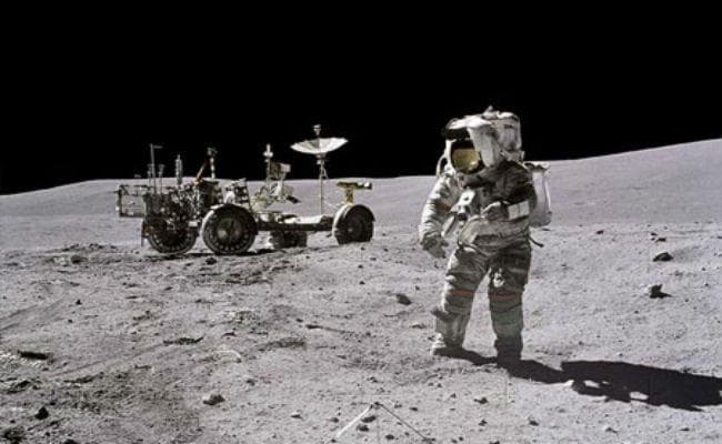 पर्यटक को चांद के पास भेजने की योजना बना रहा है स्पेस-एक्स