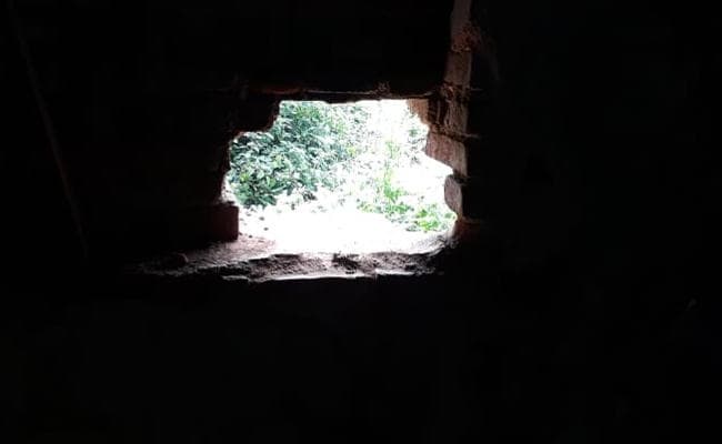 सिमडेगा : दीवार काटकर दुकान से 2 लाख रुपये ले उड़े चोर