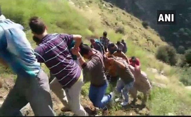 जम्मू-कश्मीर: एक महीने में तीसरी बड़ी दुर्घटना, बस खाई में गिरी, 13 की मौत