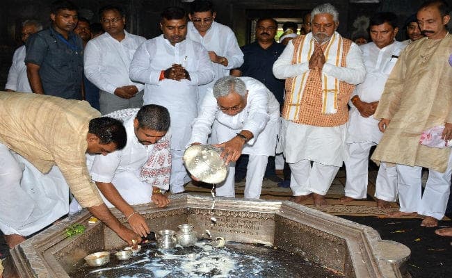 विष्णुपद मंदिर में CM नीतीश ने की पूजा-अर्चना, पितृपक्ष मेला समेत अन्य योजनाओं की कर रहे समीक्षा, देखें वीडियो
