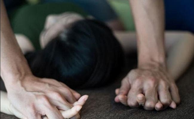 ऐड फिल्म की शूटिंग करने आयी थी मॉडल, सहकर्मी ने शराब पिलाकर किया दुष्कर्म