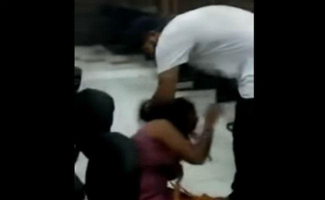 Viral Video में महिला को बेरहमी से पीटने वाला युवक रेप के आरोप में गिरफ्तार