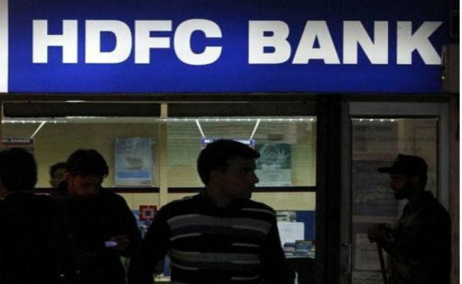 ग्राहकों को ई-मेल और WhatsApp के जरिये नोटिस भेज रहा HDFC Bank