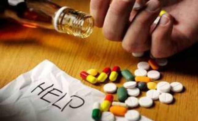 दुमका : स्कूल के सीनियर छात्र जूनियर को बना रहे थे नशे का आदी, ब्लैकमेल कर घर से मंगवाते थे रुपये