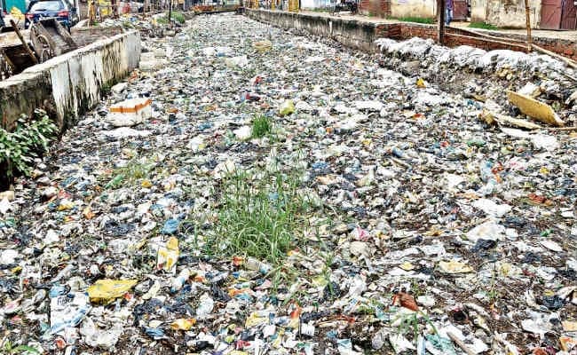 आपके संकल्प से ही बचेगा पर्यावरण, घर लाना बंद करें पॉलीथिन