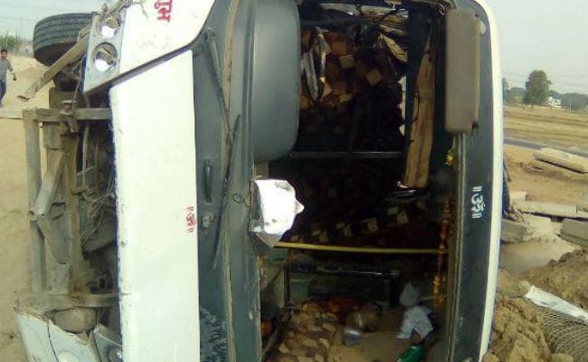 सुपौल : पटना से जा रही बस पलटी, एक की मौत