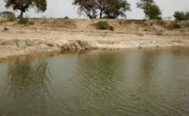 गहराई कम दिखा कर तालाब खुदाई में गड़‍बड़ी